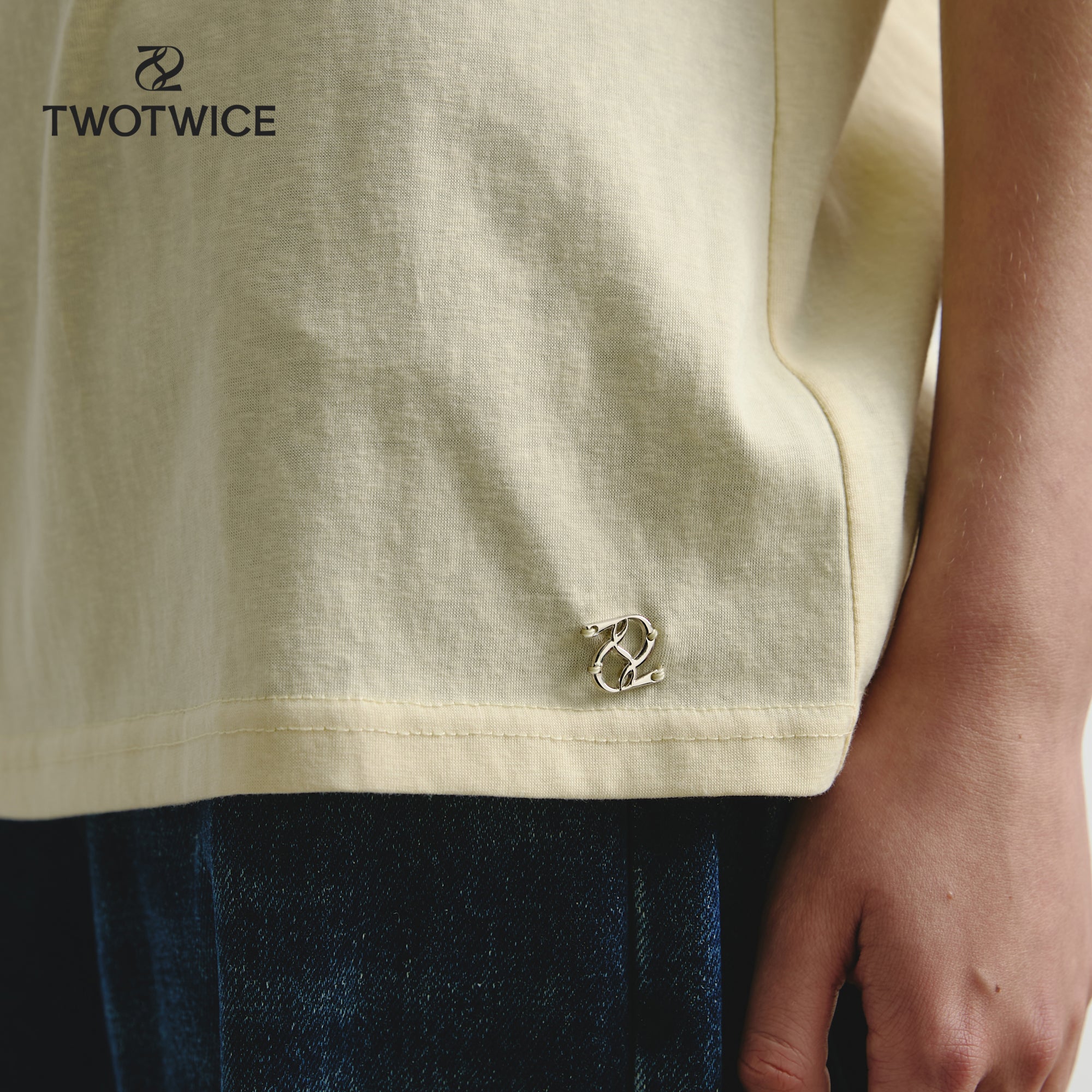 Twotwice - Nordic Base Tee เสื้อยืดคอเปิดทรงเบสิก