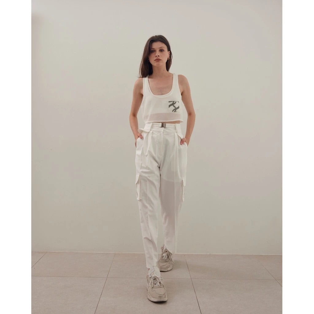 Fasten the belt pants