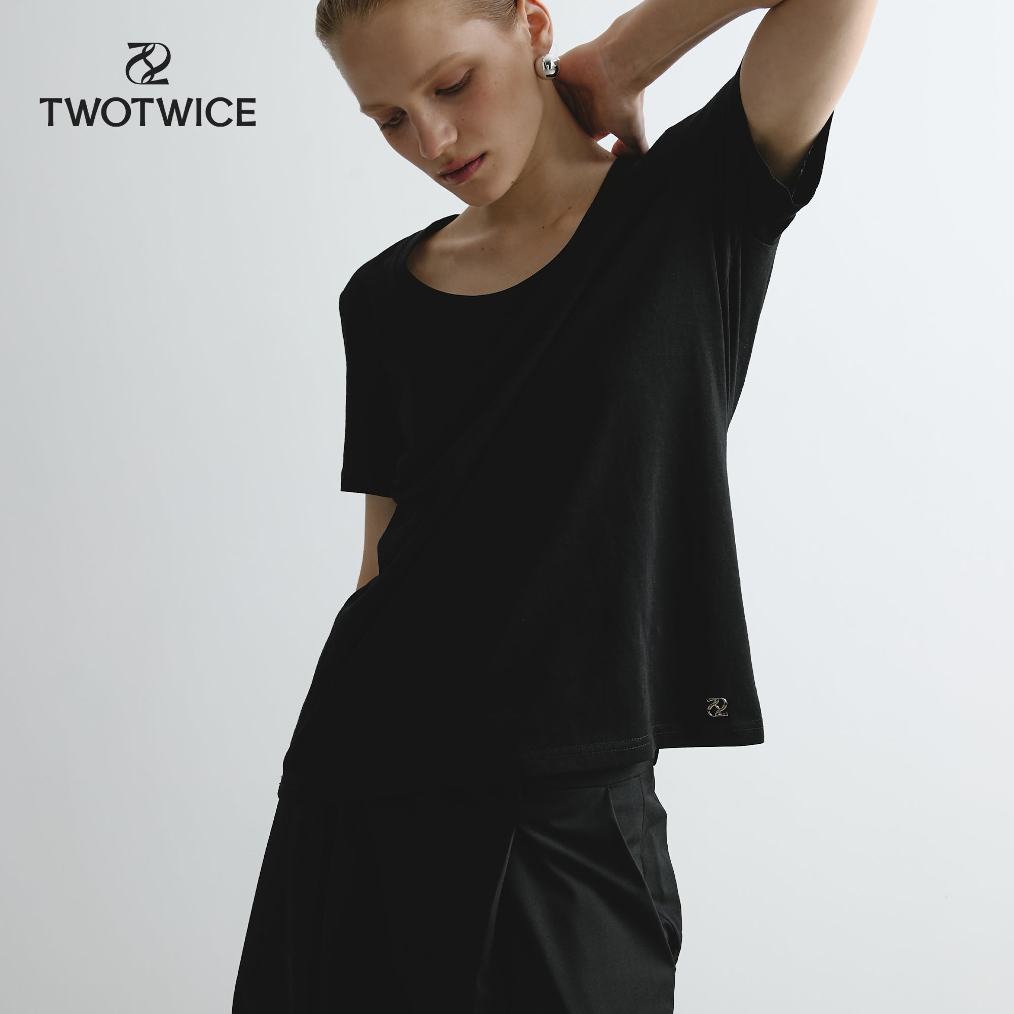 Twotwice - Nordic Base Tee เสื้อยืดคอเปิดทรงเบสิก