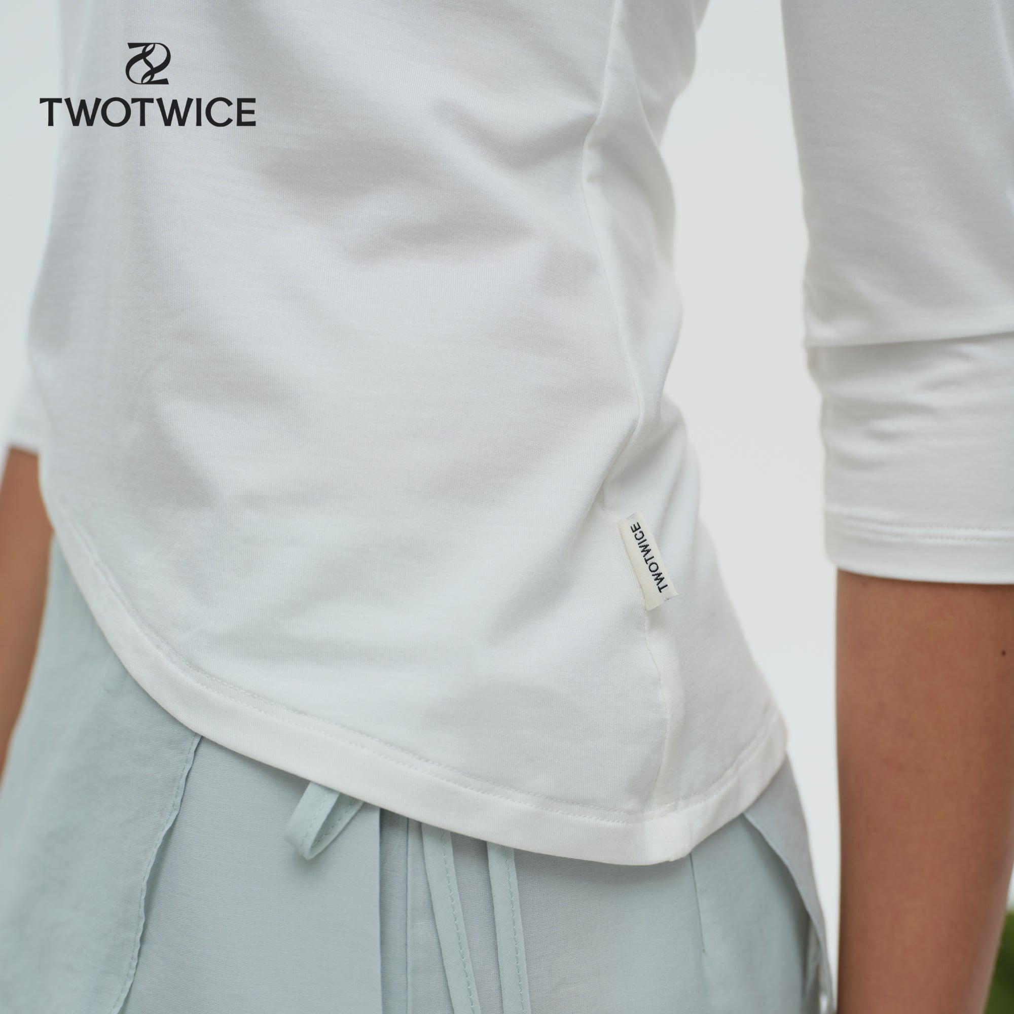 Twotwice - Quiet Hour Blouse - เสื้อทรง V-Neck แขนยาว