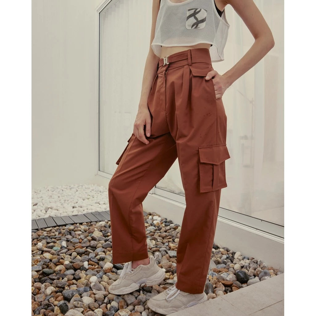 Fasten the belt pants